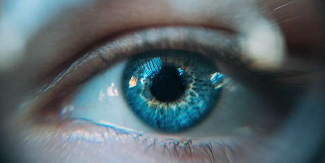 colored-contact-lenses.jpg